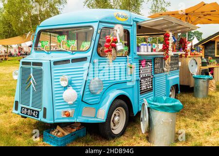 AALTEN, NIEDERLANDE - 26. JUNI 2017: Vintage Blue Food Truck auf einer Landmesse in Aalten, Niederlande Stockfoto