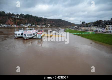 Trier, Deutschland. 05th Januar 2022. Schiffe stecken im Hochwasser der Mosel fest. Mehrere Straßen entlang des Flusses sind wegen überfluteter Fahrspuren gesperrt. Quelle: Harald Tittel/dpa/Alamy Live News Stockfoto