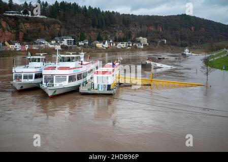 Trier, Deutschland. 05th Januar 2022. Schiffe stecken im Hochwasser der Mosel fest. Mehrere Straßen entlang des Flusses sind wegen überfluteter Fahrspuren gesperrt. Quelle: Harald Tittel/dpa/Alamy Live News Stockfoto