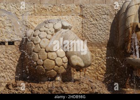 TEL AVIV, ISRAEL - 17. SEPTEMBER 2017: Die Widder-Skulptur ist ein Fragment der Brunnenzeichen des Tierkreises im alten Jaffa. Stockfoto