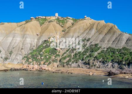 Steile blaue Lehmhänge, mit Schutt, der Geröll bildet, an der Küste bei Xatt l-Ahmar, Ghajnsielem, Gozo Stockfoto