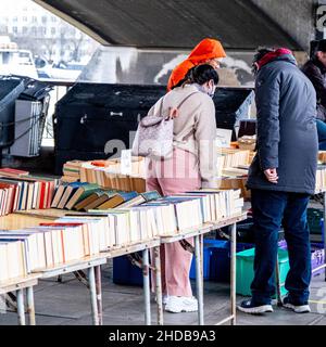 London England UK Januar 02 2022, People Browsing Second Hand Market Book Stall Southbank London Stockfoto