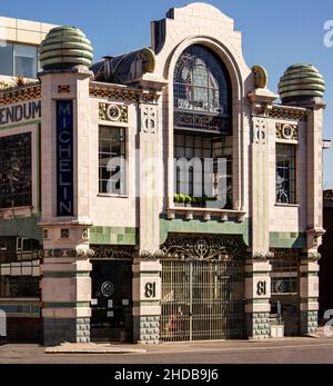 Michelin House, 81 Fulham Rd Chelsea, London - das Bibendum-Gebäude; ehemals Hauptquartier der Michelin Tire Co., die 1911 von Francois Espinasse entworfen wurde Stockfoto