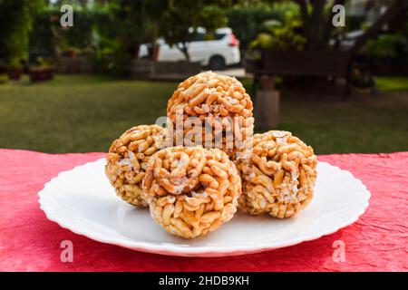 Murmura ladoo laddu Puffed Reiskugel Indian Festival Food süßen Snack für Lohri Makar sankranti Pongal Diwali. Wintersaison Essen aus Indien Stockfoto