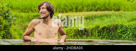 Mann Tourist in Belulang Hot Springs in Bali auf dem Hintergrund der Reisterrassen BANNER, lang Format Stockfoto