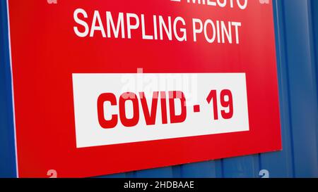Detail des roten Etiketts mit dem COVID-19-Probenahmepunkt Stockfoto