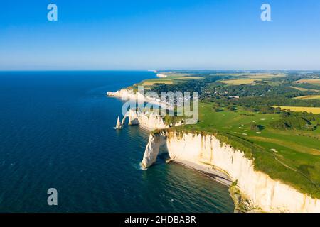 Cette photo a été pry en France, au nord de la Normandie, à Etretat et avec un drone. Il s'agit d'une vue sur les falaises avec les champs en arrièr Stockfoto