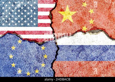 US (USA) vs. China vs. EU (Europäische Union) vs. Russland Nationalflaggen isoliert auf rissiger Wand Stockfoto