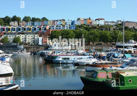 Blick auf die bunten Terrassen mit Häusern mit Blick auf die Boote, die im Hafen von Bristol festgemacht sind. Stockfoto