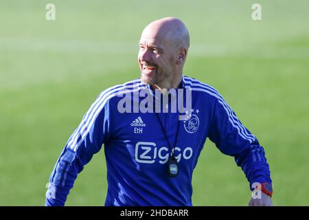 QUINTA DO LAGO, PORTUGAL - 5. JANUAR: Trainer Erik ten Hag von Ajax während einer Trainingseinheit von Ajax auf dem Campus am 5. Januar 2022 in Quinta do Lago, Portugal (Foto: Ben Gal/Orange Picters) Stockfoto