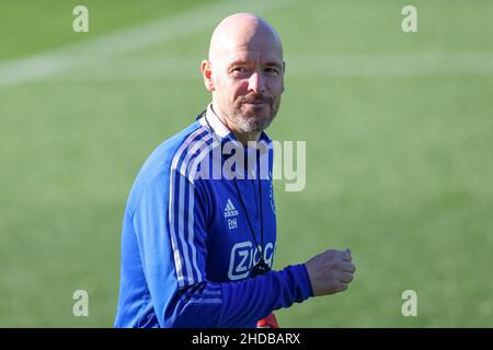 QUINTA DO LAGO, PORTUGAL - 5. JANUAR: Trainer Erik ten Hag von Ajax während einer Trainingseinheit von Ajax auf dem Campus am 5. Januar 2022 in Quinta do Lago, Portugal (Foto: Ben Gal/Orange Picters) Stockfoto