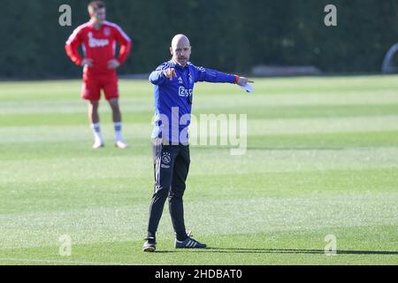 QUINTA DO LAGO, PORTUGAL - 5. JANUAR: Trainer Erik ten Hag von Ajax während einer Trainingseinheit von Ajax auf dem Campus am 5. Januar 2022 in Quinta do Lago, Portugal (Foto: Ben Gal/Orange Picters) Stockfoto