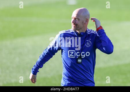 QUINTA DO LAGO, PORTUGAL - 5. JANUAR: Trainer Erik ten Hag von Ajax während einer Trainingseinheit von Ajax auf dem Campus am 5. Januar 2022 in Quinta do Lago, Portugal (Foto: Ben Gal/Orange Picters) Stockfoto