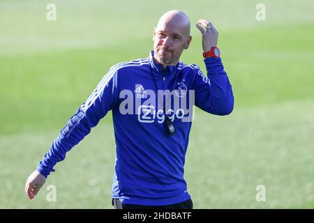 QUINTA DO LAGO, PORTUGAL - 5. JANUAR: Trainer Erik ten Hag von Ajax während einer Trainingseinheit von Ajax auf dem Campus am 5. Januar 2022 in Quinta do Lago, Portugal (Foto: Ben Gal/Orange Picters) Stockfoto