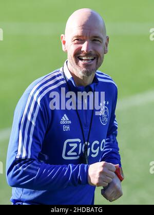 QUINTA DO LAGO, PORTUGAL - 5. JANUAR: Trainer Erik ten Hag von Ajax während einer Trainingseinheit von Ajax auf dem Campus am 5. Januar 2022 in Quinta do Lago, Portugal (Foto: Ben Gal/Orange Picters) Stockfoto