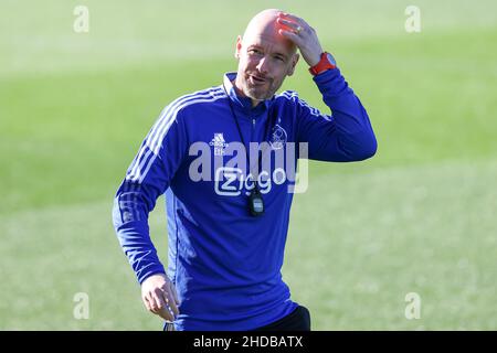 QUINTA DO LAGO, PORTUGAL - 5. JANUAR: Trainer Erik ten Hag von Ajax während einer Trainingseinheit von Ajax auf dem Campus am 5. Januar 2022 in Quinta do Lago, Portugal (Foto: Ben Gal/Orange Picters) Stockfoto