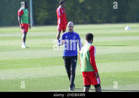 QUINTA DO LAGO, PORTUGAL - 5. JANUAR: Trainer Erik ten Hag von Ajax während einer Trainingseinheit von Ajax auf dem Campus am 5. Januar 2022 in Quinta do Lago, Portugal (Foto: Ben Gal/Orange Picters) Stockfoto