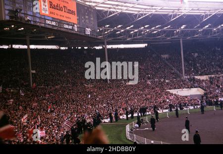 WM-Finale 1966 Fan Amateur Fotos von den Ständen 30th. Juli 1966 Finale England gegen Westdeutschland die Szene zeigt die Menge und Anzeigetafel, während das Spiel in Extra Time läuft Foto von Tony Henshaw Archiv Stockfoto