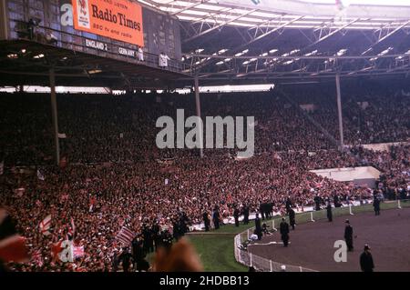 WM-Finale 1966 Fan Amateur Fotos von den Ständen 30th. Juli 1966 Finale England gegen Westdeutschland die Szene zeigt die Menge und Anzeigetafel, während das Spiel in Extra Time läuft Foto von Tony Henshaw Archiv Stockfoto