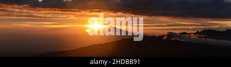 Shira Camp auf dem Kilimanjaro. Schöner Sonnenuntergang auf dem kilimanjaro. Wunderschöne Berglandschaft und Flora in Tansania Stockfoto