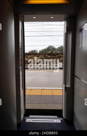 Der Zug hielt an Einem Bahnhof Stockfoto