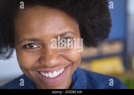 Nahaufnahme Porträt einer fröhlichen afroamerikanischen Frau mit Afro-Haaren zu Hause Stockfoto