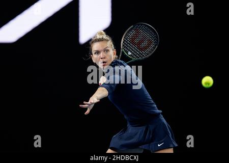 SIMONA HALEP (ROU) und NURIA PARRIZAS DIAZ (ESP) beim Sommerset 2022 in Melbourne am Mittwoch, den 2022. Januar, im Melbourne Park in Aktion Stockfoto