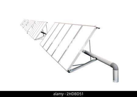 Solarzellen-Paneele Array-Rahmen isoliert auf weiß. Grünes Energiemockup. Stockfoto