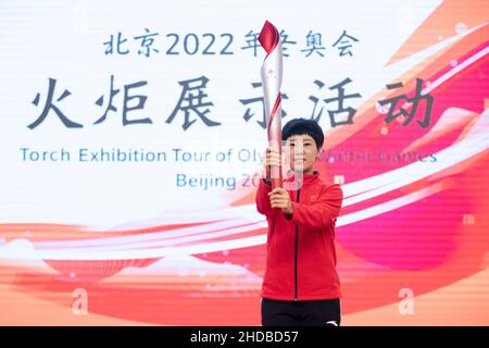 Harbin, Chinas Provinz Heilongjiang. 5th Januar 2022. Der Olympiasieger Zhang Hui hält die Fackel während der Fackellauf-Ausstellungstour der Olympischen Winterspiele Peking 2022 in Harbin, nordöstlich der chinesischen Provinz Heilongjiang, am 5. Januar 2022. Quelle: Zhang Tao/Xinhua/Alamy Live News