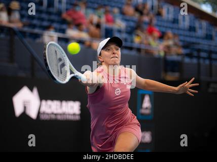 Adelaide, Australien,04/01/2022, IGA Swiatek aus Polen in Aktion während der ersten Runde gegen Daria Saville aus Australien beim Adelaide International WTA 500 Tennisturnier 2022 am 4. Januar 2022 im Memorial Drive Tennis Center in Adelaide, Australien - Foto: Rob Prange/DPPI/LiveMedia Stockfoto