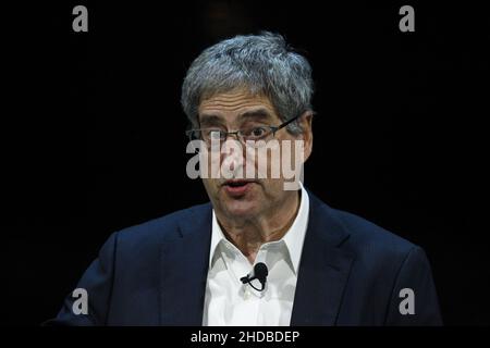 Las Vegas, Usa. 05th Januar 2022. Tom Rothman, Chairman und CEO der Motion Picture Group von Sony Picters Entertainment, spricht im Rahmen einer Pressekonferenz auf der 2022 International CES im Mandalay Bay Convention Center in Las Vegas, Nevada, am Dienstag, den 4. Januar 2022, über die Medien. Foto von James Atoa/UPI Credit: UPI/Alamy Live News Stockfoto