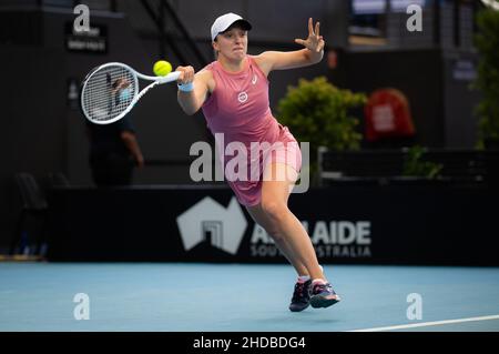 Adelaide, Australien,04/01/2022, IGA Swiatek aus Polen in Aktion während der ersten Runde gegen Daria Saville aus Australien beim Adelaide International WTA 500 Tennisturnier 2022 am 4. Januar 2022 im Memorial Drive Tennis Center in Adelaide, Australien - Foto: Rob Prange/DPPI/LiveMedia Stockfoto