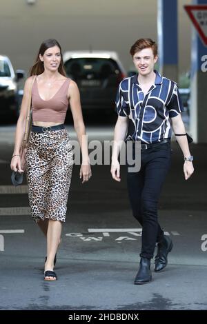 Sydney, Australien. 5th. Januar 2022. Matilda Moran und Joel Granger kommen zur Eröffnungsnacht des Kleinen Prinzen im Sydney Coliseum Theatre an. Kredit: Richard Milnes/Alamy Live Nachrichten Stockfoto