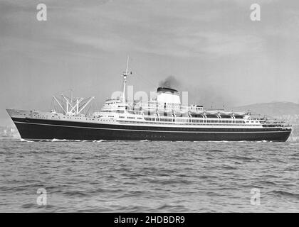 SS Andrea Doria auf See Anfang 1950s. Das Schiff war ein Ozeandampfer für die italienische Linie (Società di Navigazione Italia) und sein Heimathafen war Genua, Italien. Ihre Jungfernfahrt machte sie 1953. Am 25. Juli 1956, als Andrea Doria in der Nähe der Küste von Massachusetts, USA, war der Liner ‘Stockholm’ mit ihr zusammengestoßen. Andrea Doria begann, sich schwer an Steuerbord zu setzen. Das Schiff blieb 11 Stunden über Wasser. 1.660 Passagiere und Besatzung überlebten. 46 Menschen auf dem Schiff starben jedoch direkt an den Folgen des Zusammenstoßes. Der evakuierte Liner kenterte und sank am nächsten Morgen – ein Vintage-Foto aus dem Jahr 1950s Stockfoto
