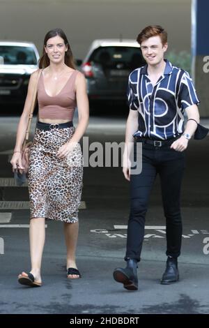 Sydney, Australien. 5th. Januar 2022. Matilda Moran und Joel Granger kommen zur Eröffnungsnacht des Kleinen Prinzen im Sydney Coliseum Theatre an. Kredit: Richard Milnes/Alamy Live Nachrichten Stockfoto