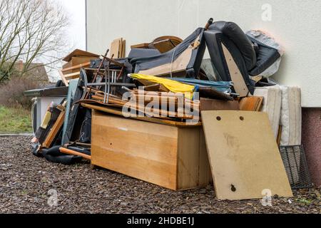 Sperriger Müllhaufen vor einer Hauswand Stockfoto