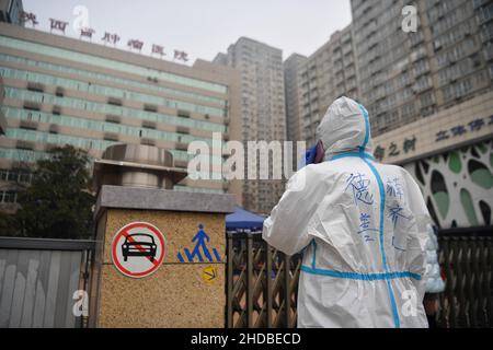 (220105) -- XI'AN, 5. Januar 2022 (Xinhua) -- Ein Freiwilliger kontaktiert die Familien der Patienten, um im Krebskrankenhaus der Provinz Shaanxi im Bezirk Yanta von Xi'an, nordwestlich der chinesischen Provinz Shaanxi, Essen zu nehmen, 5. Januar 2022. Deshan, eine Gemeinschaftsküche im Bezirk Yanta von Xi'an, wurde als „krebsbekämpfende Küche“ geführt und bietet Krebspatienten und ihren Familien die Möglichkeit, Mahlzeiten zuzubereiten. Xu Kai, der Gründer der Gemeinschaftsküche, verwandelte diese „krebsbekämpfende Küche“ in eine „Kampf-gegen-Epidemie-Küche“, nachdem die Stadt vor kurzem vom Wiederaufleben des COVID-19 getroffen wurde. Bisher haben sich mehr als 30 Freiwillige gemeldet Stockfoto