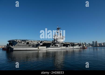 Der Flugzeugträger USS Abraham Lincoln (CVN 72) der Nimitz-Klasse umstellt die San Diego Bay in San Diego, Kalifornien, für einen planmäßigen Einsatz am 3. Januar 2022. Die Abraham Lincoln Carrier Strike Group besteht aus Carrier Strike Group 3, USS Abraham Lincoln (CVN 72), Carrier Air Wing (CVW) 9, Destroyer Squadron 21, dem Ticonderoga-Klasse Lenkraketen-Kreuzer USS Mobile Bay (CG 53), Und die Arleigh Burke-Klasse mit Lenkraketen USS Fitzgerald (DDG 62), USS Gridley (DDG 101), USS Sampson (DDG 102) und USS Spruance (DDG 111). Abraham Lincolns eingeschiffter Luftflügel besteht aus der „Wallba Stockfoto