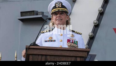 Captain Amy Bauernschmidt, ankommende Kommandooffizierin des Flugzeugträgers USS Abraham Lincoln (CVN 72), liest ihre Befehle während einer Befehlswechselzeremonie, die am 19. August 2021 auf dem Flugdeck des Flugzeugträgers in San Diego, Kalifornien, stattfand. Sie ist die erste Frau, die einen der 11 nuklearbetriebenen Flugzeugträger der Marine leitet. Am Montag, den 3. Januar 2022, verließ die USS Abraham Lincoln San Diego zum ersten Mal auf einem planmäßigen Einsatz unter dem Kommando von Kapitän Bauernschmidt. Foto von Jeremiah Bartelt / US Navy via CNP/ABACAPRESS.COM Stockfoto