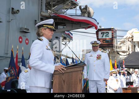Captain Amy Bauernschmidt, ankommende Kommandooffizierin des Flugzeugträgers USS Abraham Lincoln (CVN 72), liest ihre Befehle während einer Befehlswechselzeremonie, die am 19. August 2021 auf dem Flugdeck des Flugzeugträgers in San Diego, Kalifornien, stattfand. Sie ist die erste Frau, die einen der 11 nuklearbetriebenen Flugzeugträger der Marine leitet. Kapitän Walt 'Sarge' Slaughter, rechts, absolvierte erfolgreich seine 26-monatige Tour als Kommandant, während der Abraham Lincoln einen 10-monatigen Kampfeinsatz absolvierte, das größte jemals in San Diego fertiggestellte Transportarbeitspaket und zur Vorbereitung wieder auf See zurückkehrte Stockfoto
