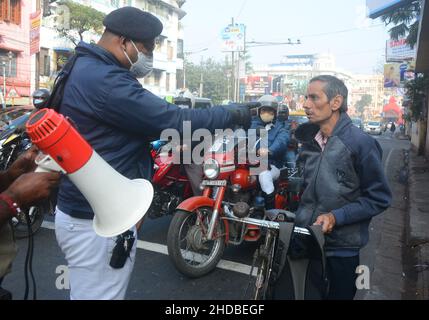 Kalkutta, Indien. 05th Januar 2022. Die Polizei ergreift Maßnahmen gegen Menschen, die die Covid-19-Protokolle nicht befolgen. Die meisten Menschen tragen keine Masken. Es verursacht eine zunehmende Anzahl von Covid- und Omicron-Fällen. Aus diesem Grund sind sich die Polizei der Menschen vor Ort, der Fahrgäste, der Busleiter und der Autofahrer bewusst und verteilen Masken. Indiens frische Covid-19-Fälle haben die 50.000-in-a-Day-Marke überschritten, wobei mehrere Staaten wie Maharashtra, Delhi, Westbengalen, Karnataka und Tamil Nadu einen Anstieg ihrer frischen Infektionen berichteten. (Foto von Rahul Sadhukhan/Pacific Press) Quelle: Pacific Press Media Production Corp./Alamy Live News Stockfoto