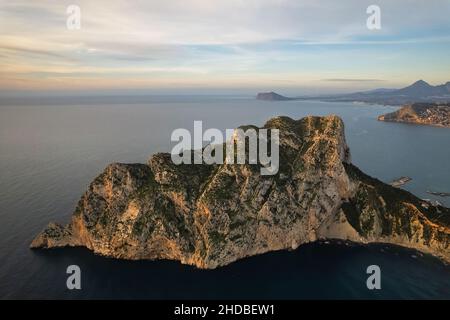 Luftaufnahme felsiger Berggipfel, Drohne Standpunkt Penyal d IFAC Naturpark von Calpe, Panorama während der Dämmerung. Provinz Alicante. Spanien. Reisen und Stockfoto