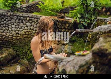 Junge Touristenin in Belulang Hot Springs auf Bali auf dem Hintergrund von Reisterrassen Stockfoto