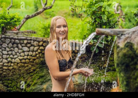 Junge Touristenin in Belulang Hot Springs auf Bali auf dem Hintergrund von Reisterrassen Stockfoto