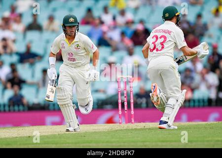 Sydney, Australien. 05th Januar 2022. Sydney, Australien. Am 05. Januar 2022 laufen Marcus Harris und Marnus Labuschagne aus Australien am ersten Tag des vierten Testmatches der Ashes-Serie zwischen Australien und England auf dem Sydney Cricket Ground am 05. Januar 2022 in Sydney, Australien, zwischen dem Wicket. (Nur für redaktionelle Verwendung) Credit: Izhar Ahmed Khan/Alamy Live News/Alamy Live News Stockfoto