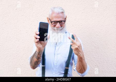Älterer Mann mit einem Telefon Stockfoto