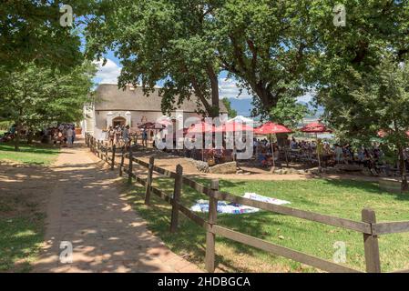 PAARL, SÜDAFRIKA - 26. DEZ 2021: Restaurant- und Picknickbereich an der Spice Route in der Nähe von Paarl in der Western Cape Province. Menschen sind sichtbar Stockfoto