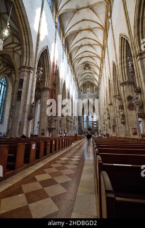 Das Ulmer Münster ist eine lutherische Kirche (von innen). Sie ist derzeit die höchste Kirche der Welt, mit einem Kirchturm von 161,5 Metern (530 ft) Stockfoto