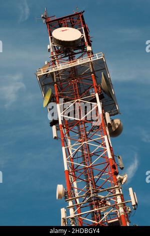 Rote und weiße Kommunikation Turm über einen blauen Himmel Stockfoto