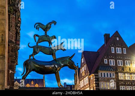 Skulptur der Bremer Stadtmusikanten in der Abenddämmerung, Freie Hansestadt Bremen, Deutschland, Europa | Bremer Skulpturenstadtmusiker in der Abenddämmerung Stockfoto